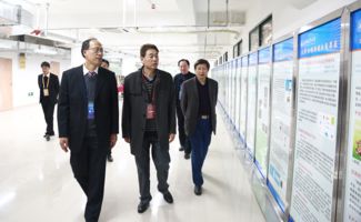 審核評估專家賀拴海教授考察大學生創新創業孵化基地