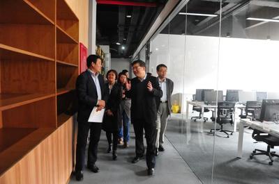 黨委書記朱民一行調研我校大學生創新創業孵化基地建設情況